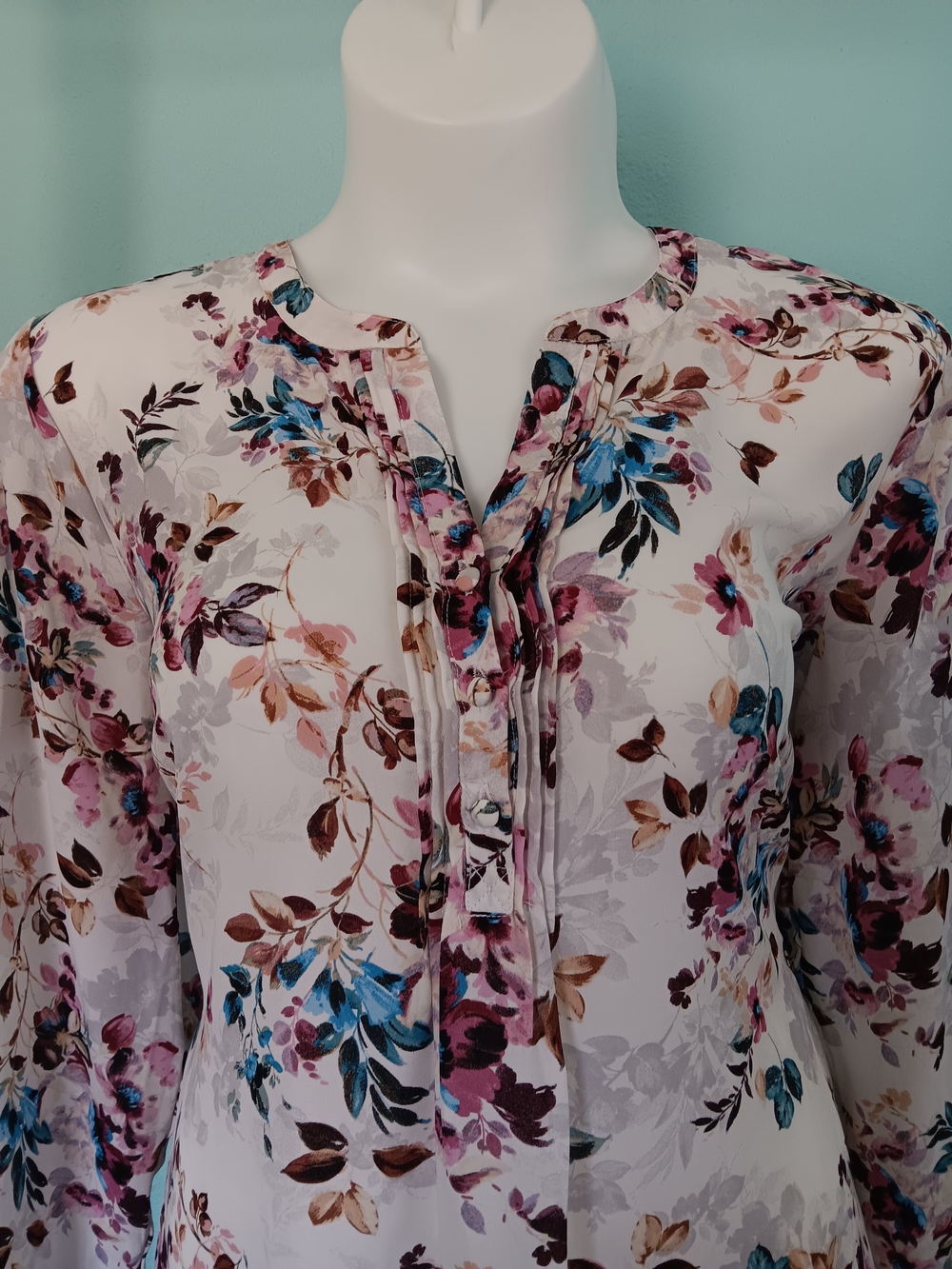Torrid Size 2x Floral Split-Neck Blouse in White with Pink & Blue Accents